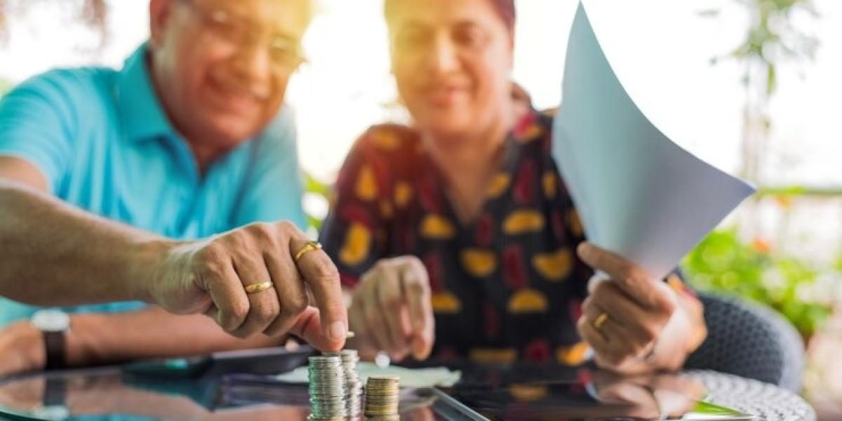 Pareja de pensionados revisando sus cuentas